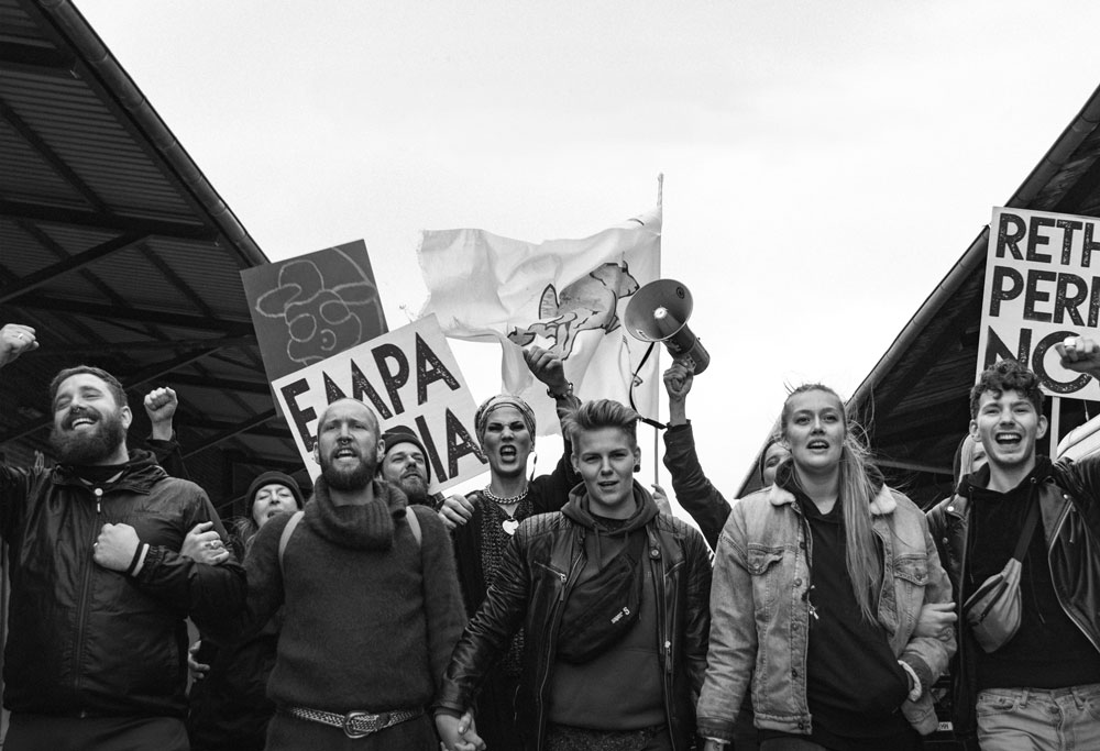 Mood bild Combinism Junge Menschen die für ihre Rechte demonstrieren