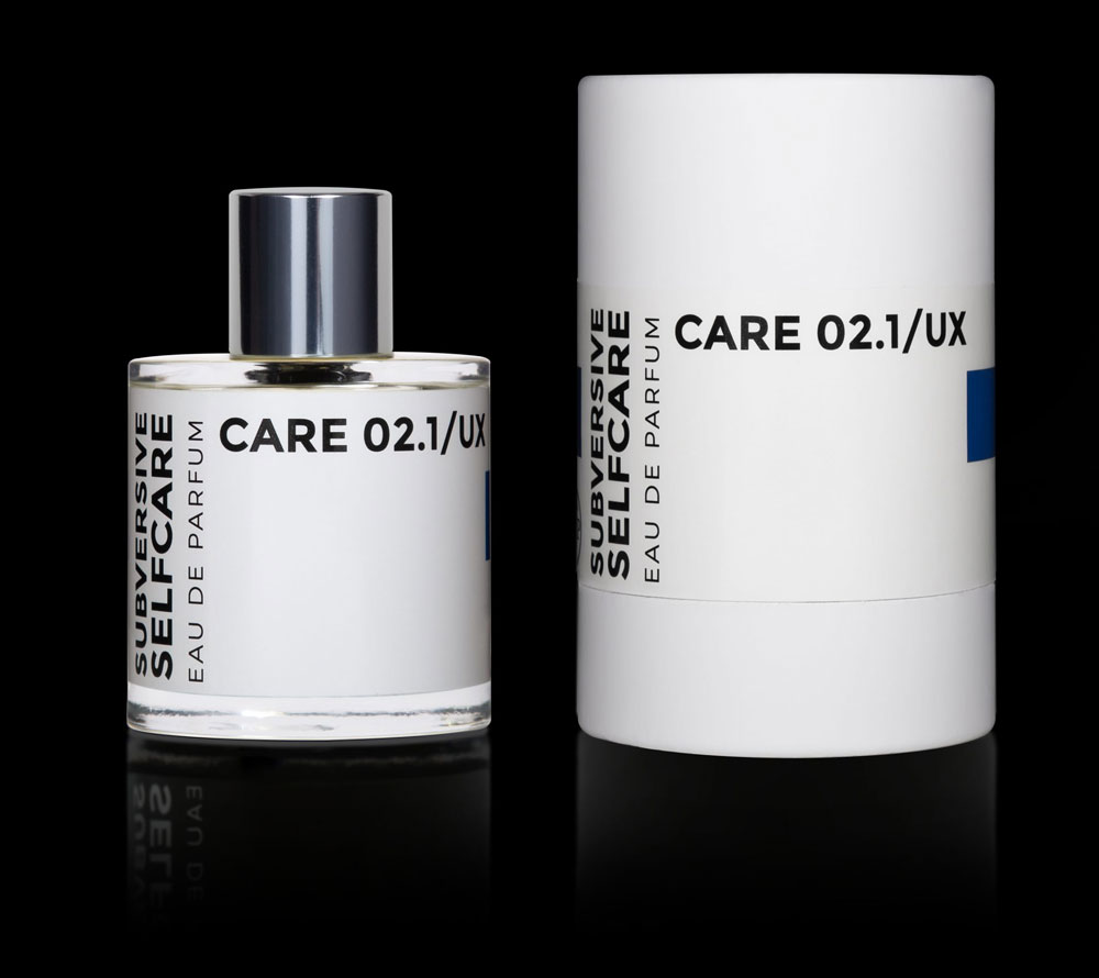 Atelier PMP Eau de Parfum und Nischenduft Care 02.1/UX. Flakon und Verpackung vor schwarzem Hintergrund. Produktabbildung.